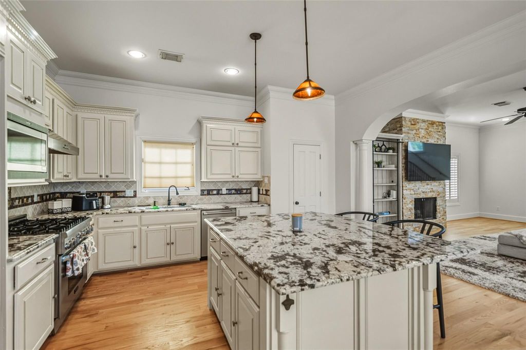 Photo of 1302 Antoine Drive #A, Houston, TX 77055 (MLS # 12383484)