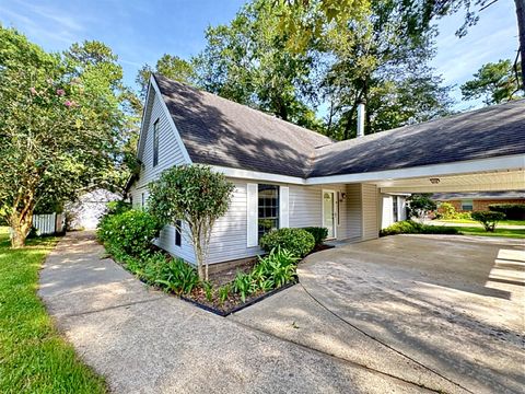 Photo of 719 E Wildwood Drive, Village Mills, TX 77663 (MLS # 35977775)