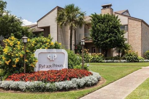 Photo of 7030 N Holiday Drive, Galveston, TX 77550 (MLS # 16353507)