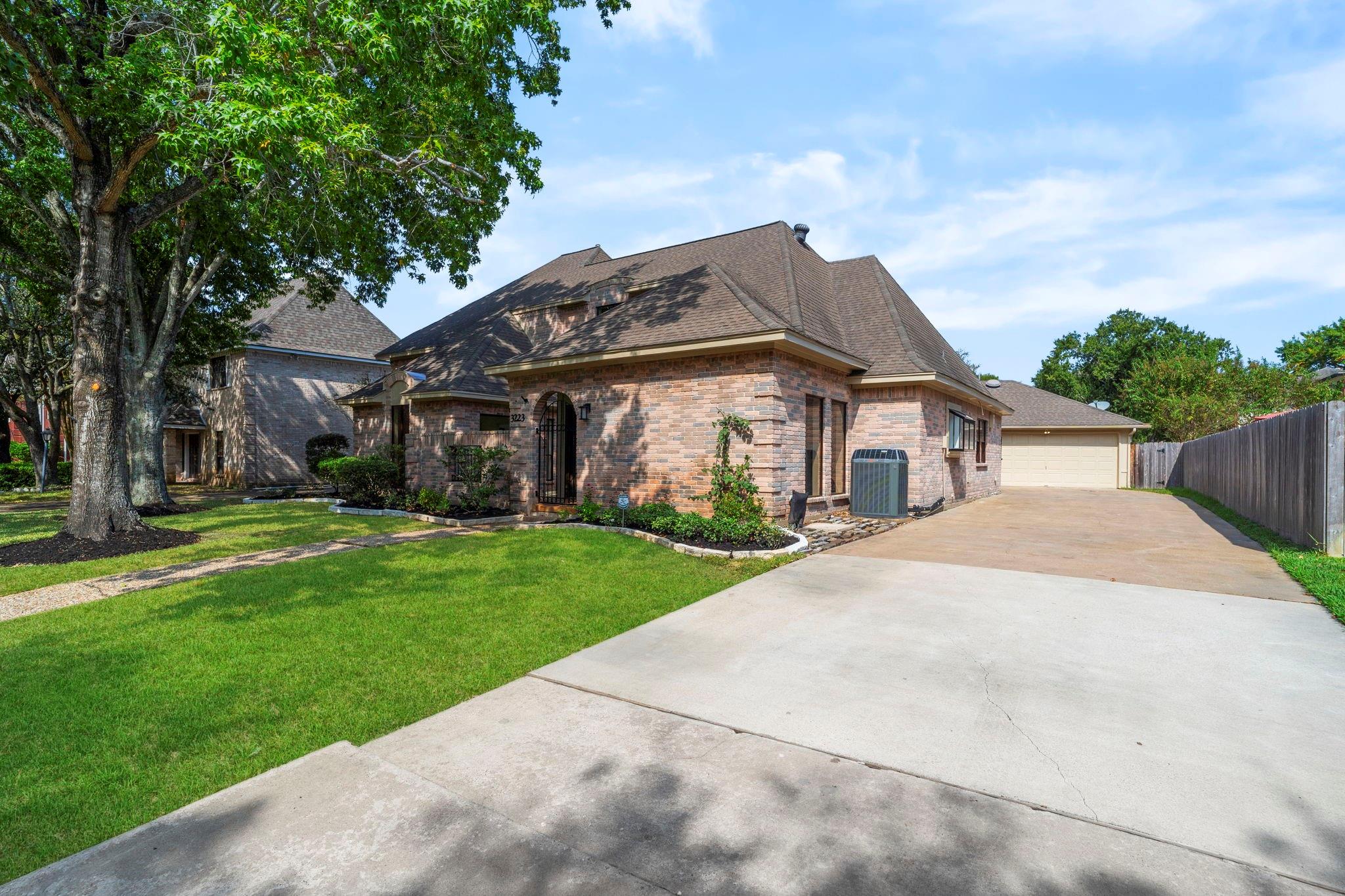 3223 Country Club Boulevard