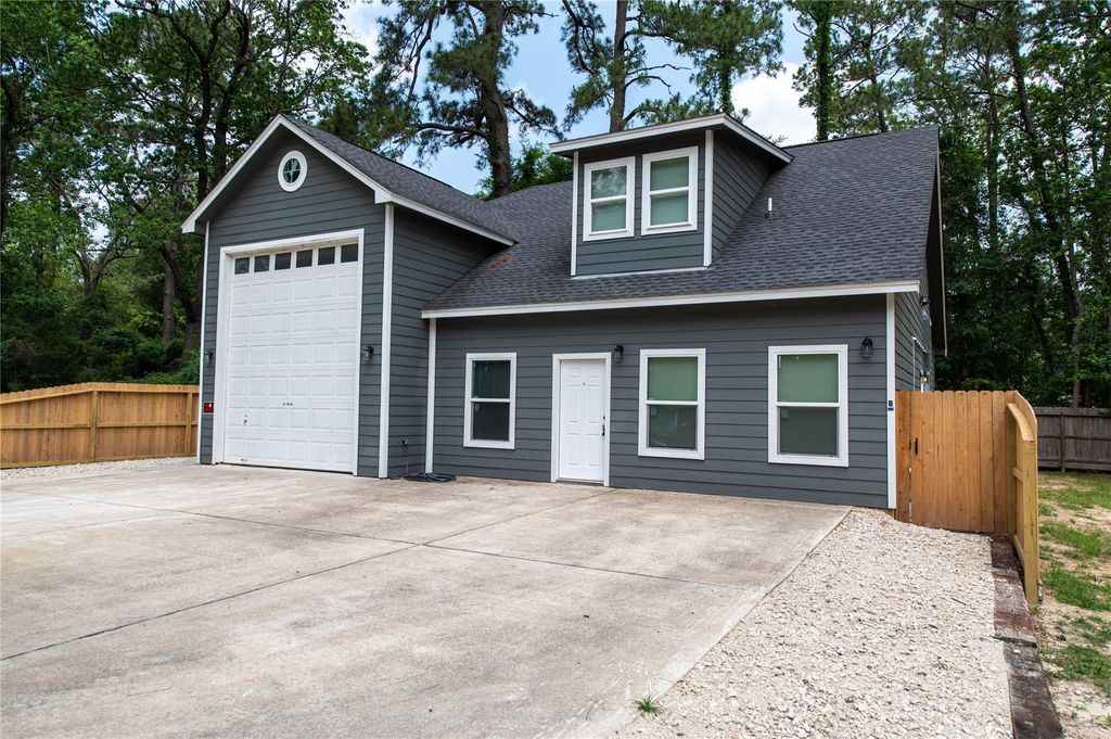 Photo of 519 Magnolia Point Drive #B, Houston, TX 77336 (MLS # 36163361)