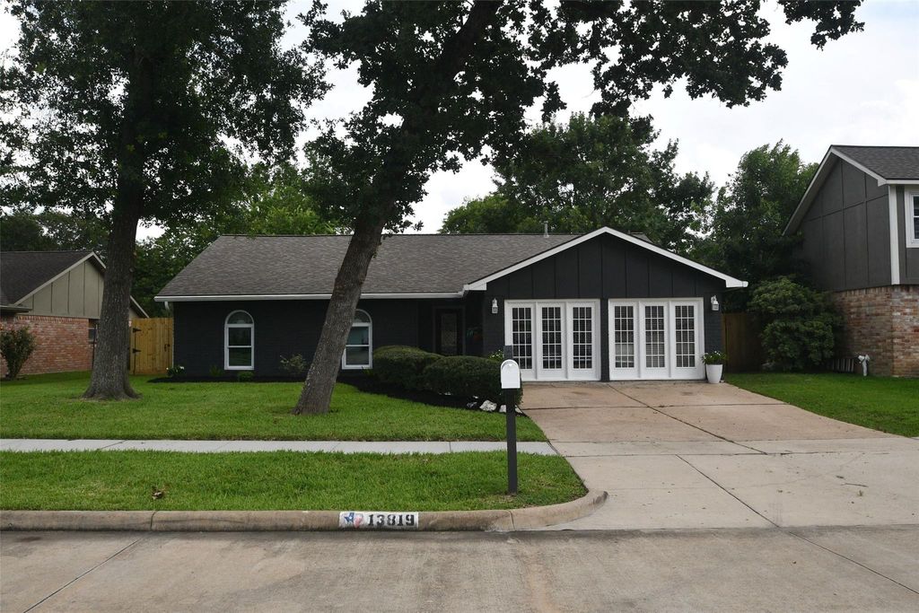 Photo of 13819 Ivymount Drive, Sugar Land, TX 77498 (MLS # 4578436)