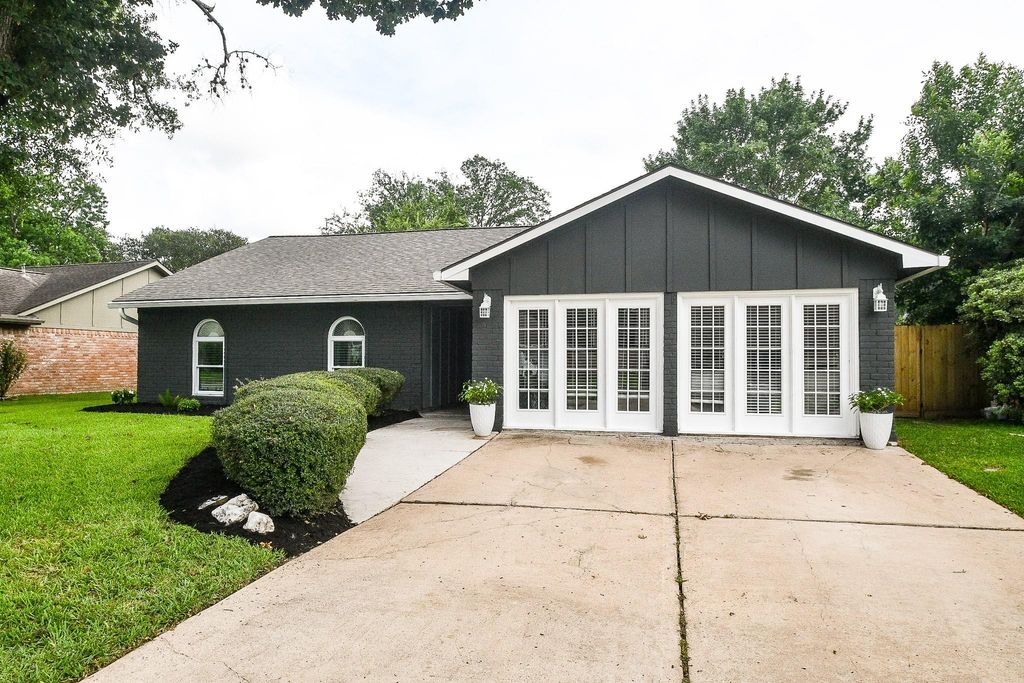 Photo of 13819 Ivymount Drive, Sugar Land, TX 77498 (MLS # 4578436)