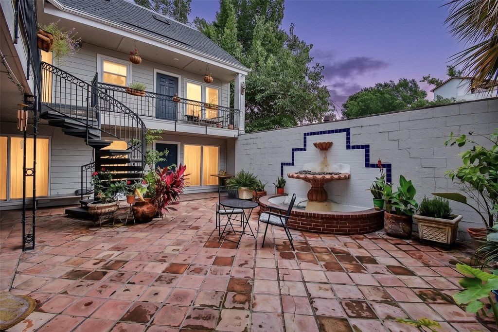 Photo of 1404 Welch Street #2, Houston, TX 77006 (MLS # 49092051)