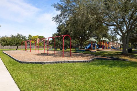 Tiny photo for 2408 Sawgrass Court, League City, TX 77573 (MLS # 36457861)