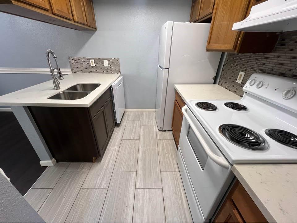 17401 Red Oak Drive 85