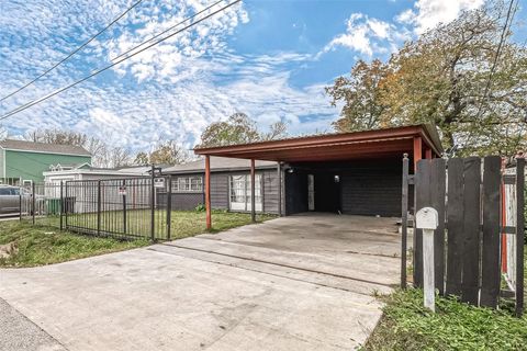 Photo of 6718 Madrid Street, Houston, TX 77021 (MLS # 31771880)