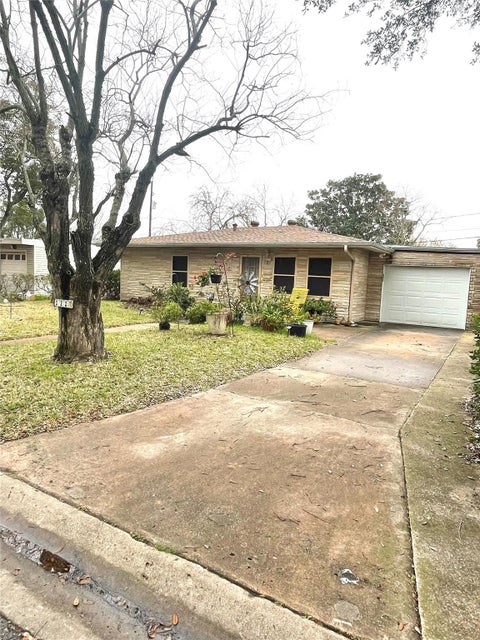 Photo of 121 Albacore Avenue, Galveston, TX 77550 (MLS # 20625081)