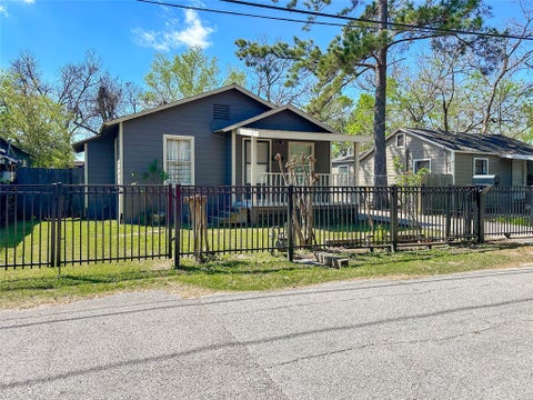 Photo of 132 Grothe Lane Ln, Houston, TX 77022 (MLS # 14313954)