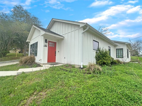 Photo of 317 8th Street, Shiner, TX 77984 (MLS # 40757203)