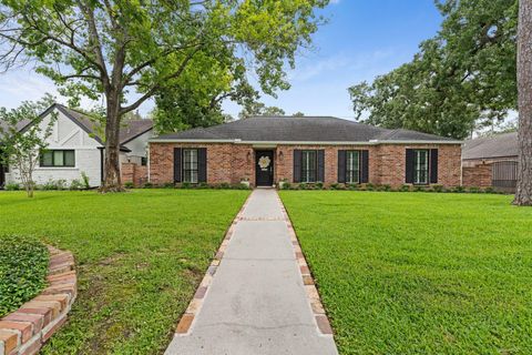 Photo of 10215 Green Tree Road, Houston, TX 77042 (MLS # 7932839)