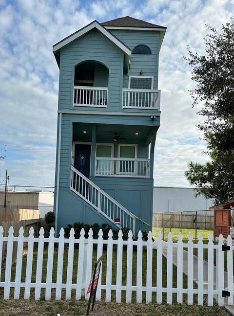 Photo of 2811 Sealy, Galveston, TX 77550 (MLS # 96178491)