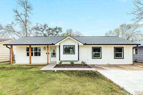 Photo of 300 N Shanks Street, Clute, TX 77531 (MLS # 75907489)
