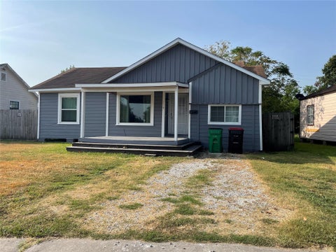 Homes For Sale - 119 E Cleveland Street<br/> Baytown, TX 77520