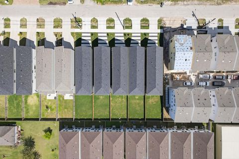 Tiny photo for 305 Marcella Street #C, Houston, TX 77091 (MLS # 22771296)