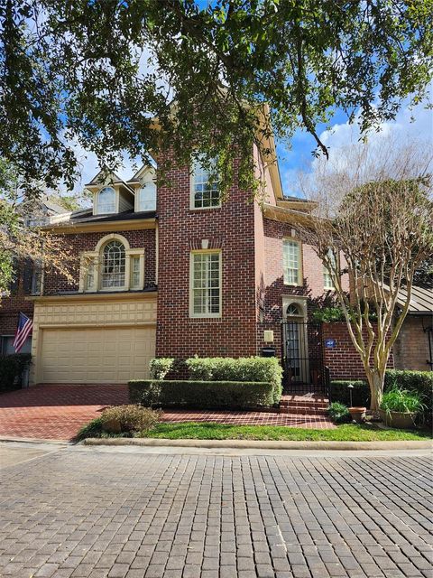 Townhouse For Sale - 1 Pine Briar Circle Cir<br/> Houston, TX 77056