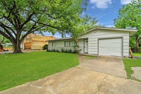 Property photo of 207 W Saunders Street, League City, TX 77573