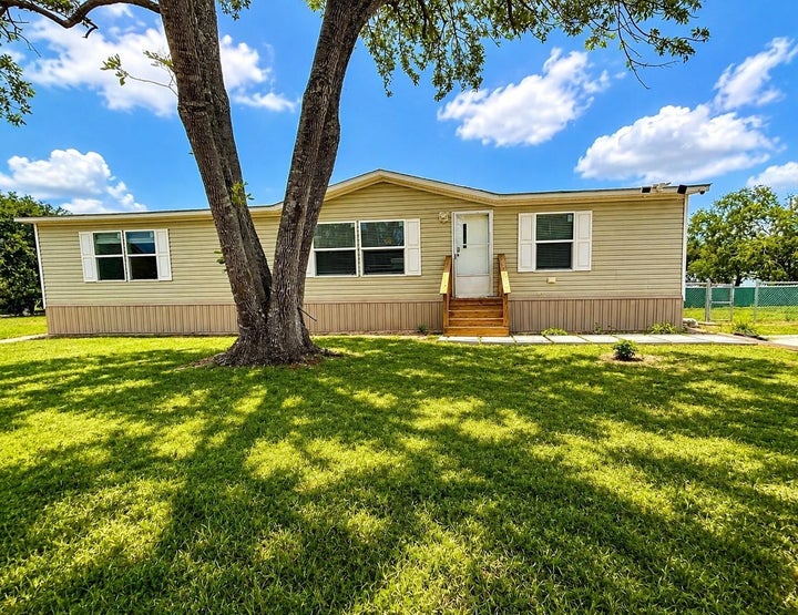 Photo 1 of 12 — 207 Alfred, El Campo, TX 77437