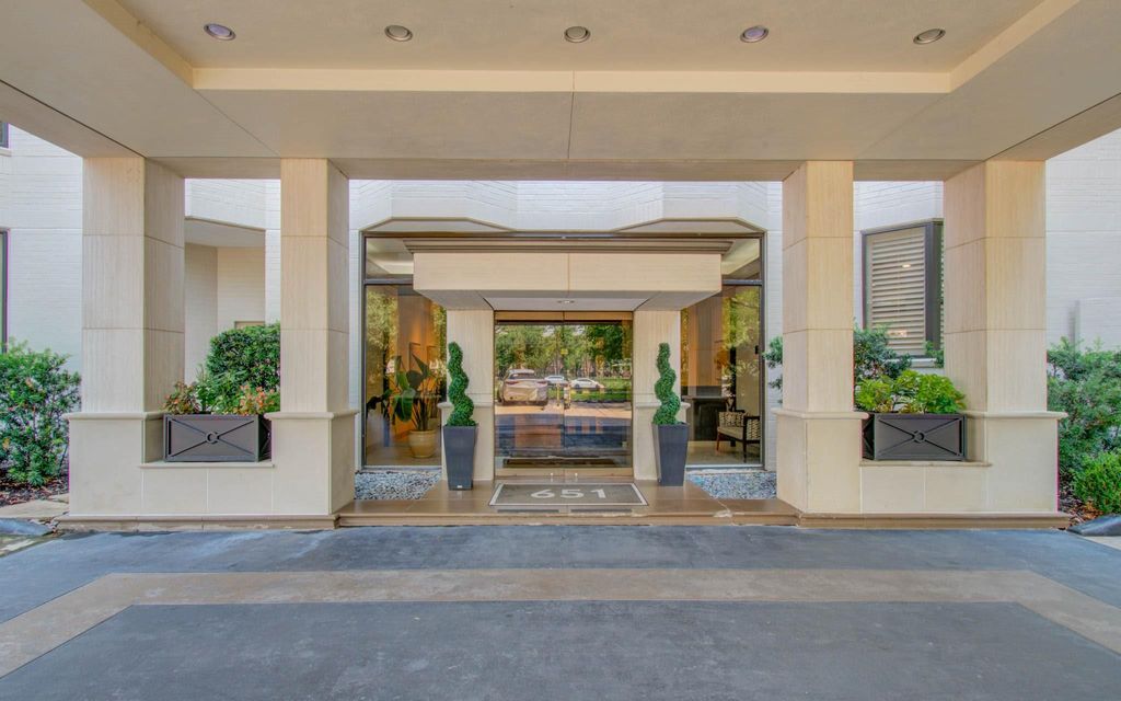 Photo of 651 Bering Drive #1502, Houston, TX 77057 (MLS # 40694686)