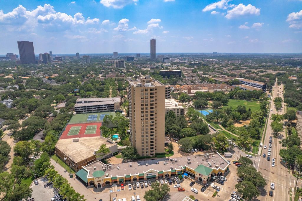 Photo of 651 Bering Drive #1502, Houston, TX 77057 (MLS # 40694686)