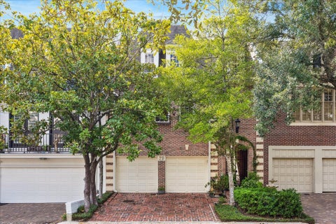 Photo of 20 Pine Briar Circle, Houston, TX 77056 (MLS # 78811612)