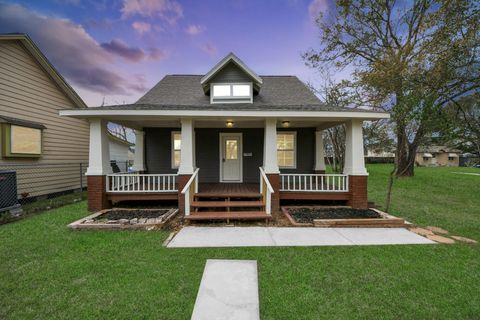 Photo of 837 Fowlkes Street, Sealy, TX 77474 (MLS # 95159931)