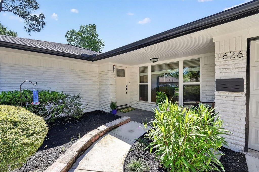 Photo of 1626 Seagate Lane, Houston, TX 77062 (MLS # 58863627)