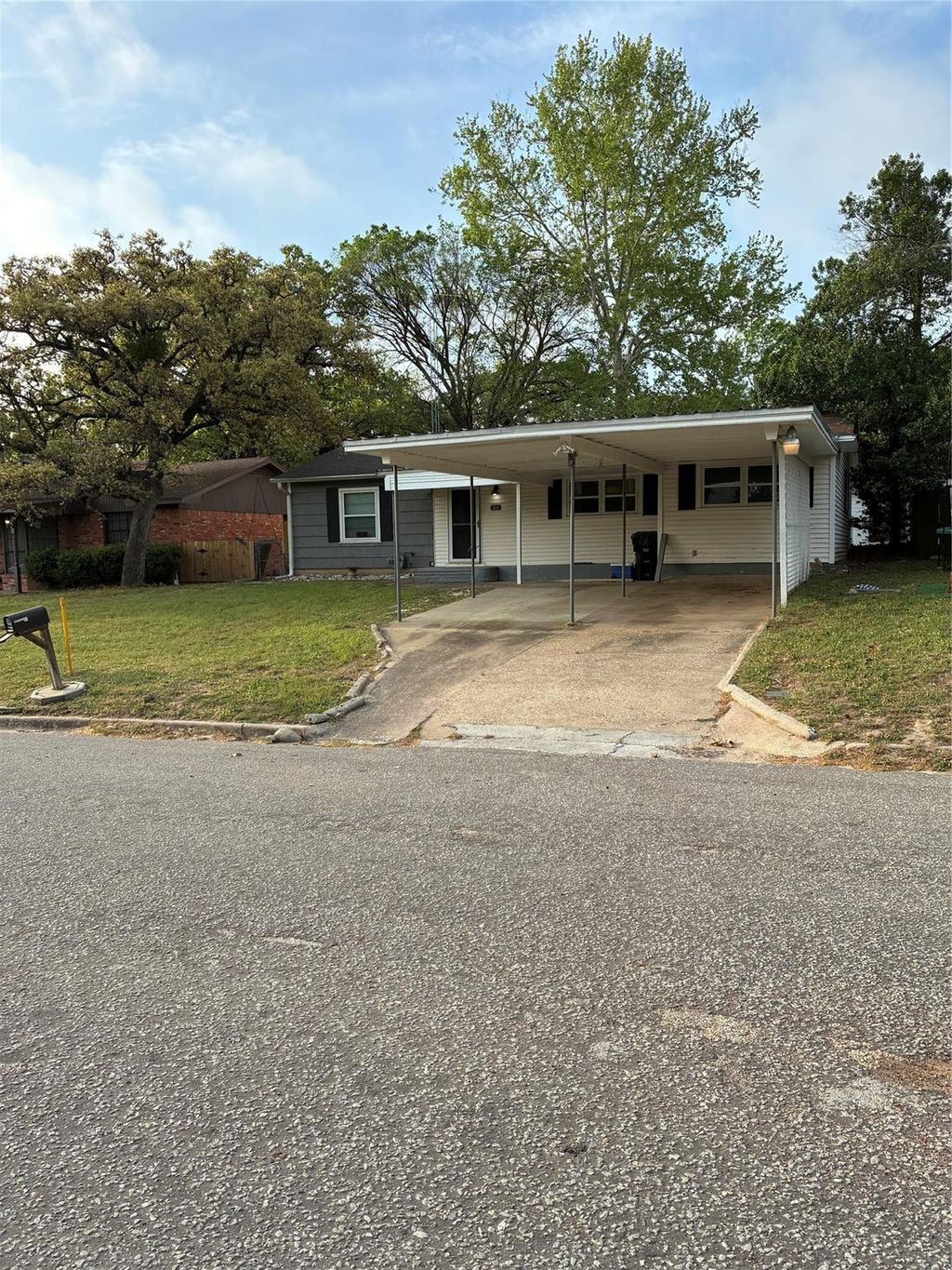 Photo of 810 Pecan St, Teague, TX 75860 (MLS # 63305392)