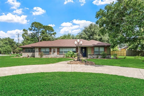 Photo of 5803 5th Street, Danbury, TX 77534 (MLS # 57336014)