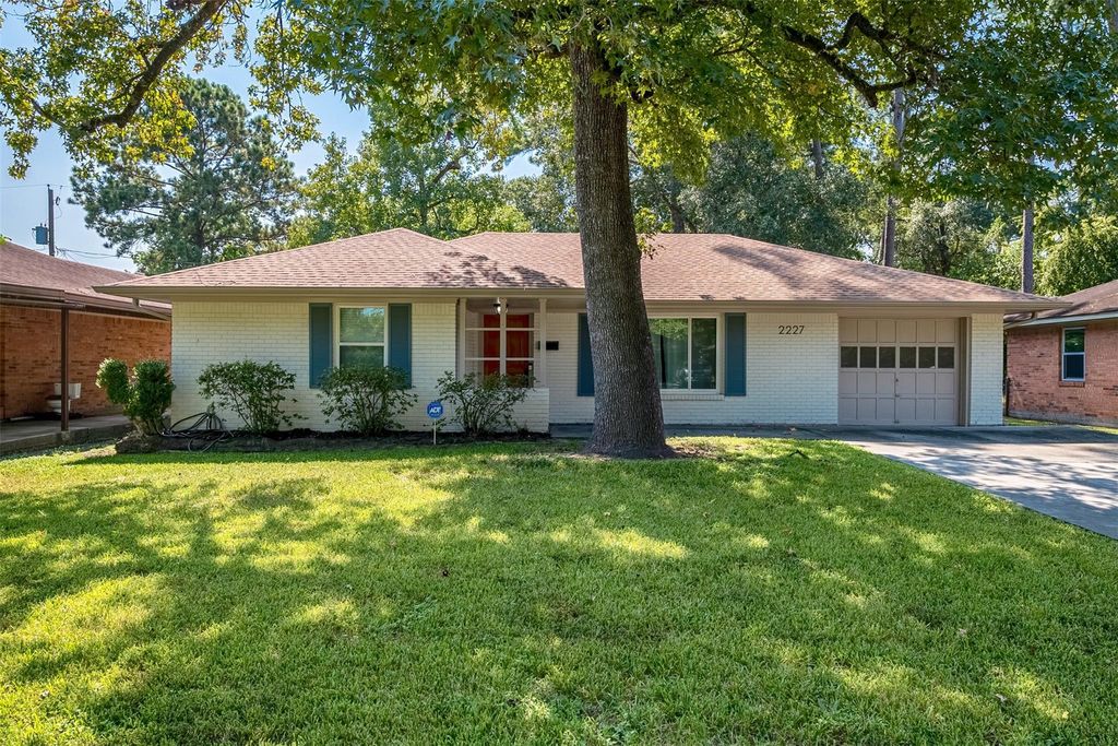 Photo of 2227 Libbey Drive, Houston, TX 77018 (MLS # 43137765)