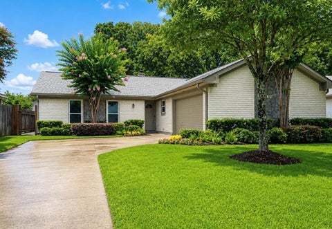 Photo of 1418 Barrowgate Dr DR, Sugar Land, TX 77498 (MLS # 47784254)