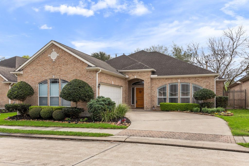 Photo of 1531 Briar Bend Drive, Friendswood, TX 77546 (MLS # 32791370)