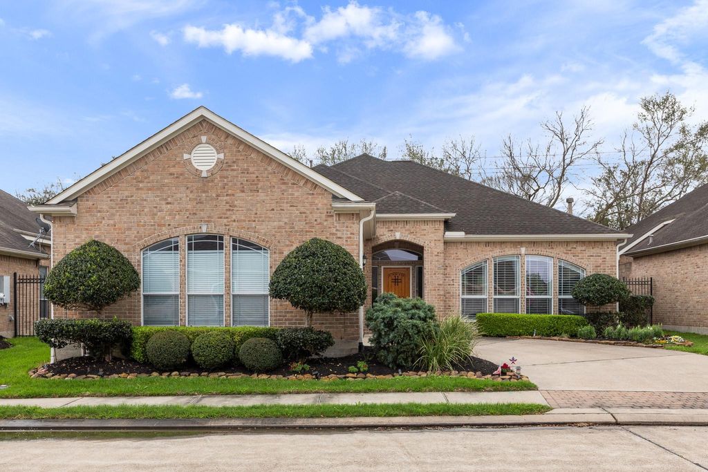 Photo of 1531 Briar Bend Drive, Friendswood, TX 77546 (MLS # 32791370)