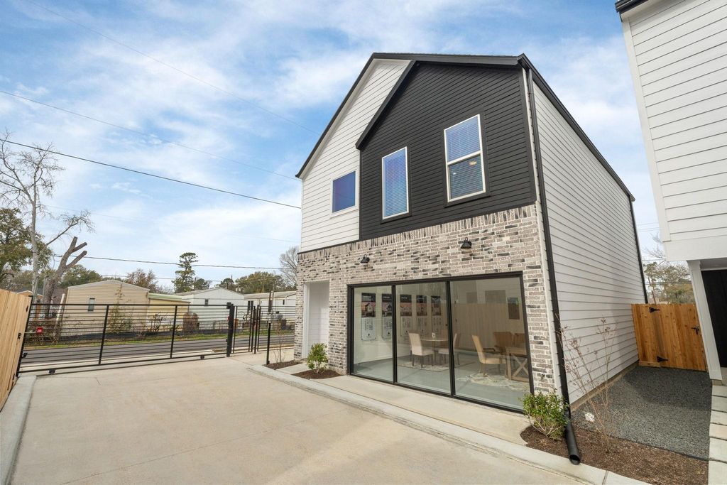 Photo of 4752 Martin Hill Street St, Houston, TX 77018 (MLS # 83535482)