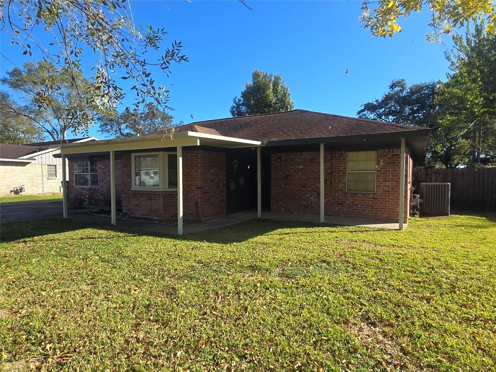 Photo of 1045 Vine Drive, Angleton, TX 77515 (MLS # 51458061)