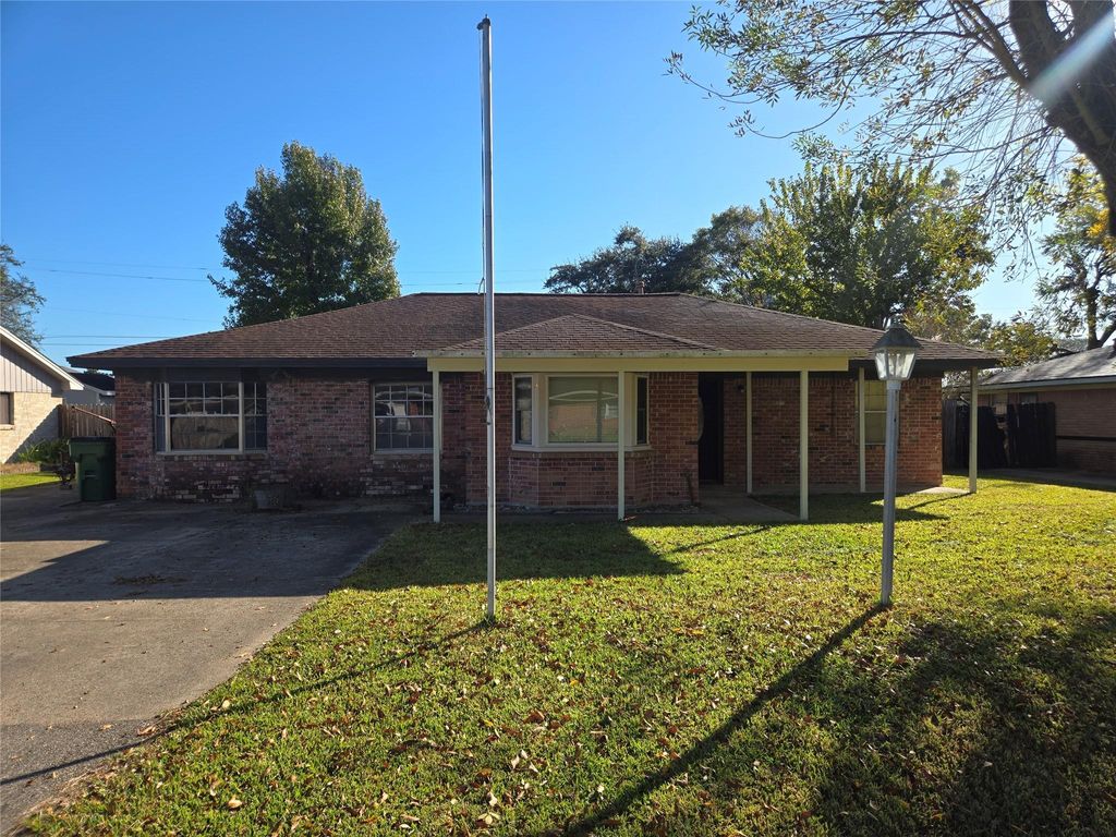 Photo of 1045 Vine Drive, Angleton, TX 77515 (MLS # 51458061)