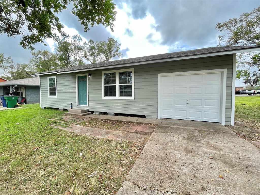 Photo of 817 N Chenango Street, Angleton, TX 77515 (MLS # 32406708)