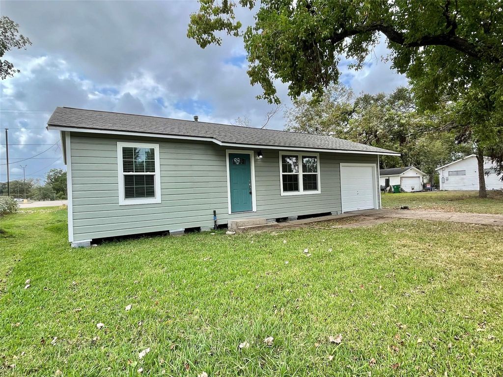 Photo of 817 N Chenango Street, Angleton, TX 77515 (MLS # 32406708)