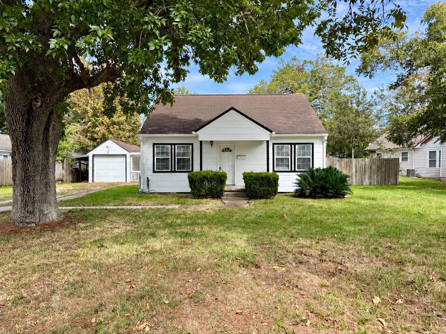 416 W Brazos Avenue