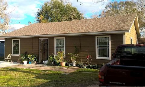 Photo of 7335 Iwo Jima Road, Houston, TX 77033 (MLS # 43142669)