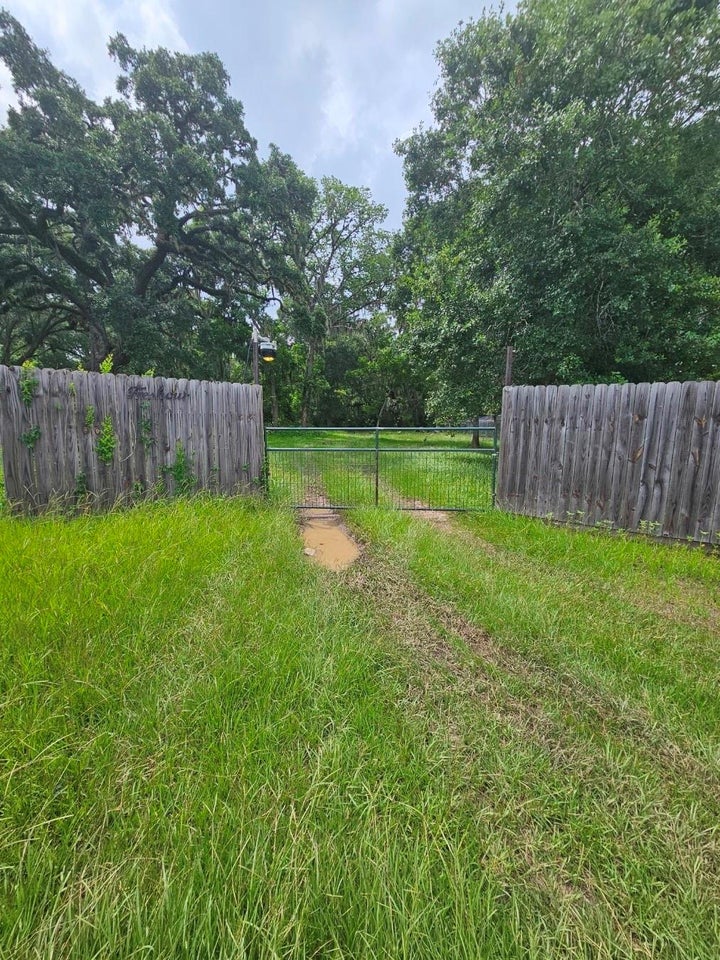 Photo 1 of 10 — 19280 Highway 35, Sweeny, TX 77480