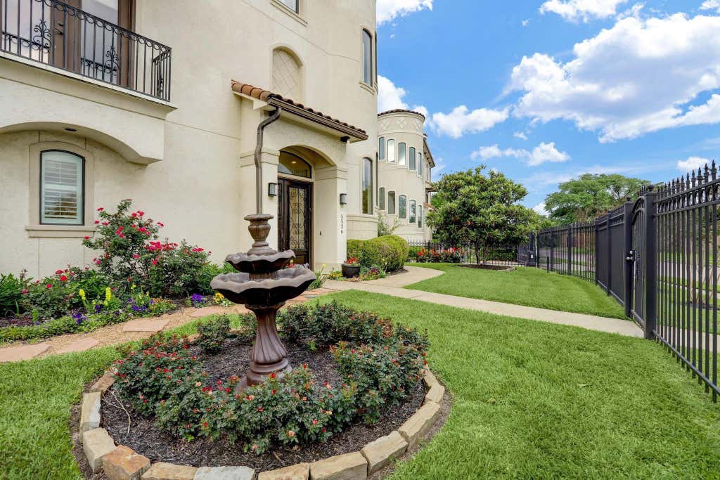 Photo of 5526 Mcculloch Circle, Houston, TX 77056 (MLS # 70297722)