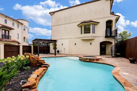Photo of 5526 Mcculloch Circle, Houston, TX 77056 (MLS # 70297722)