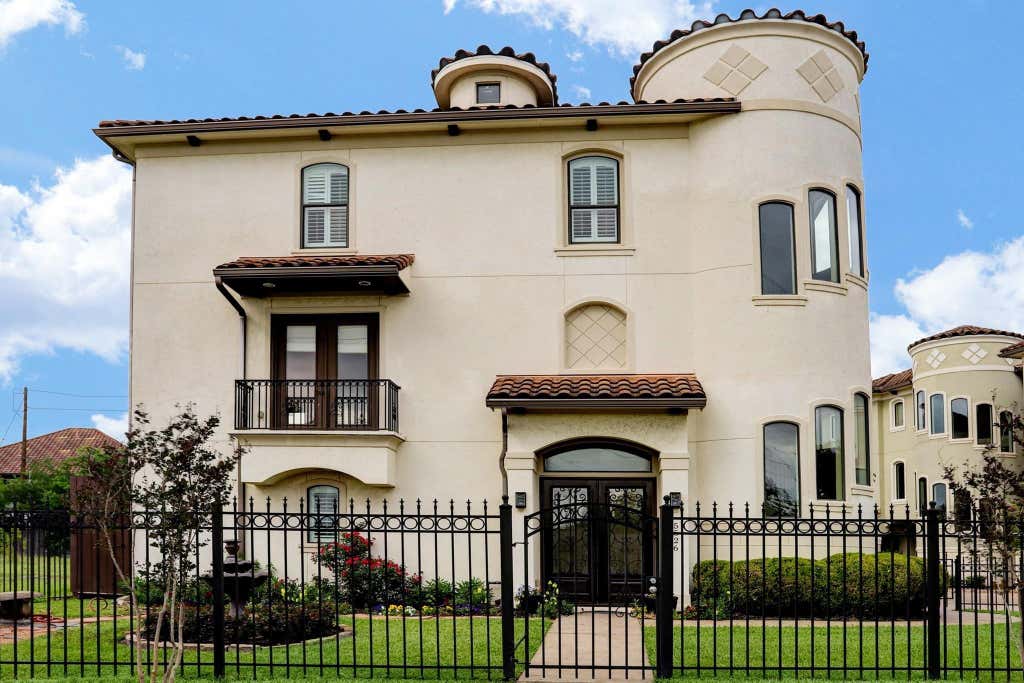 Photo of 5526 Mcculloch Circle, Houston, TX 77056 (MLS # 70297722)
