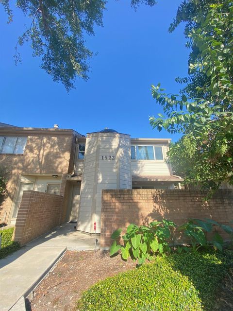 1922 Augusta Drive 1/16 Houston TX 77057