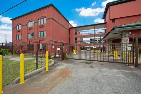 Photo of 1025 Swanson Street #208, Houston, TX 77030 (MLS # 26014157)