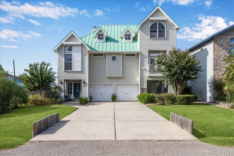 Photo of 422 Bay Colony Drive, La Porte, TX 77571 (MLS # 16104237)