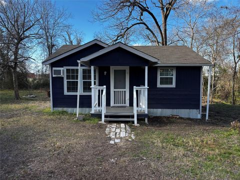 Photo of 100 Ross Street #B, Huntsville, TX 77320 (MLS # 3684080)
