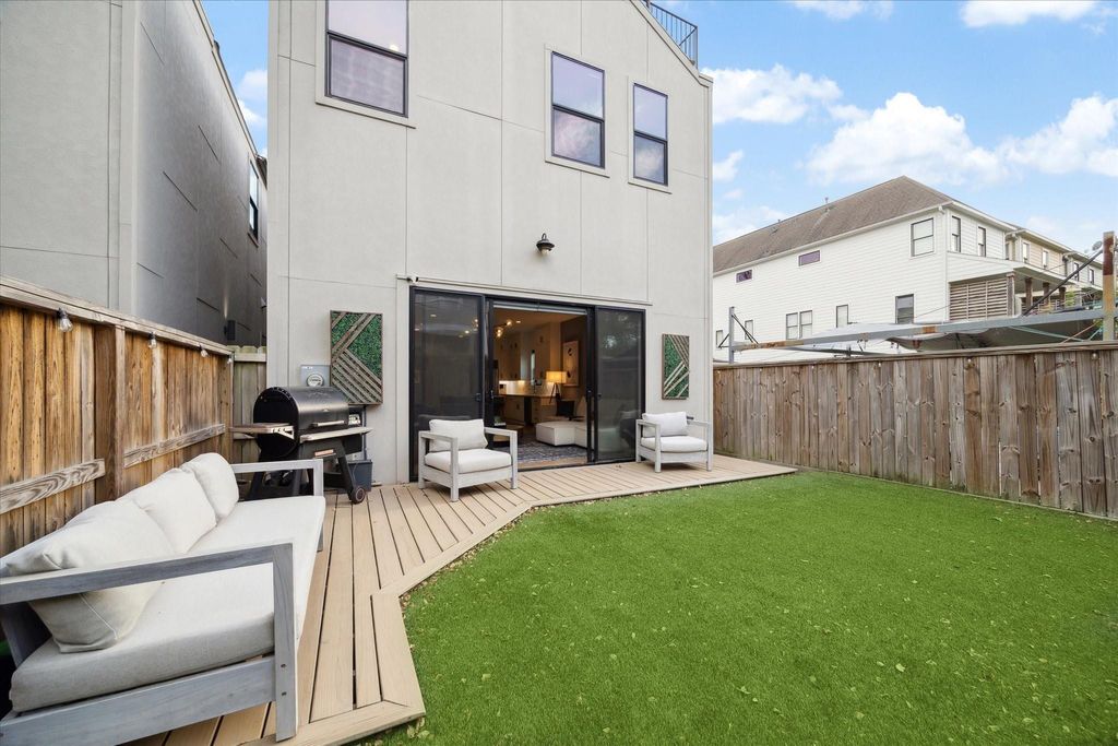Photo of 823 Aurora Street, Houston, TX 77009 (MLS # 37656589)