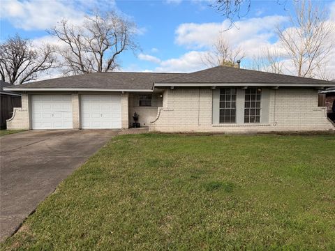Homes For Sale - 7618 Garsee Drive<br/> Houston, TX 77040